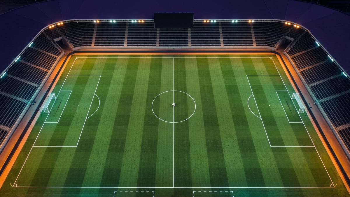 Aposta ambas equipes marcam: campo de futebol com placar 1x1 representando o mercado BTTS